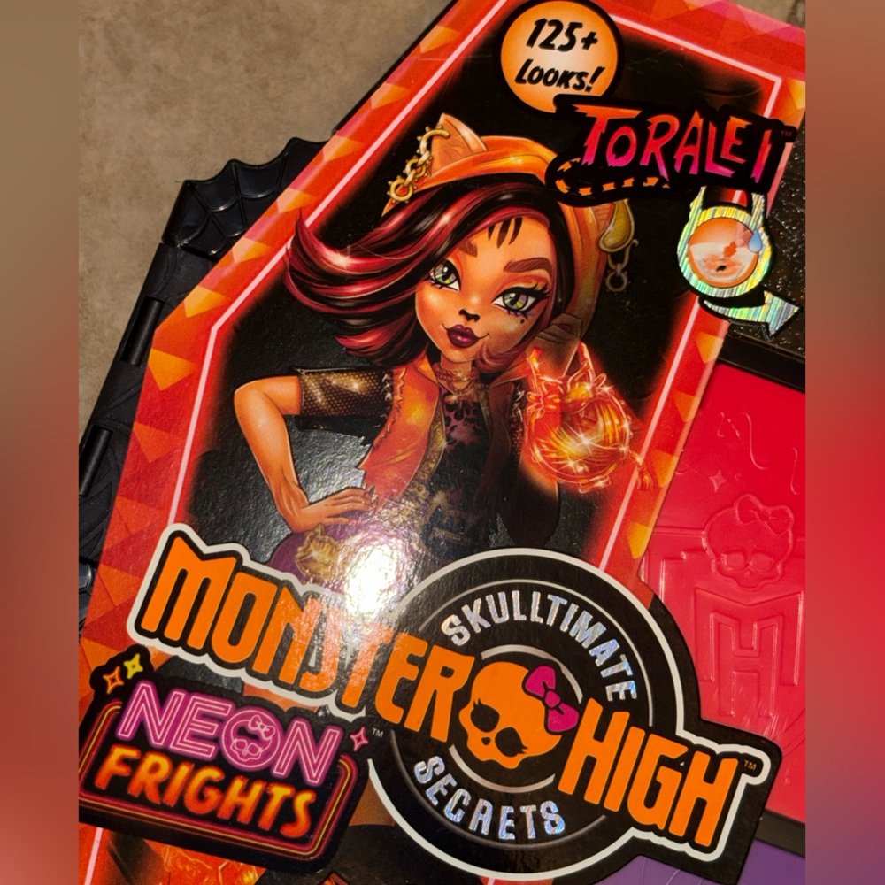 NIB - Monster High - Skulltimate Secrets ‘Toralei Stripe’ w/ Dress-Up Locker - Picture 4 of 13